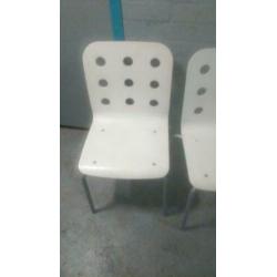 Nu af te halen: 4 mooie witte (houten) stoelen in Amsterdam.