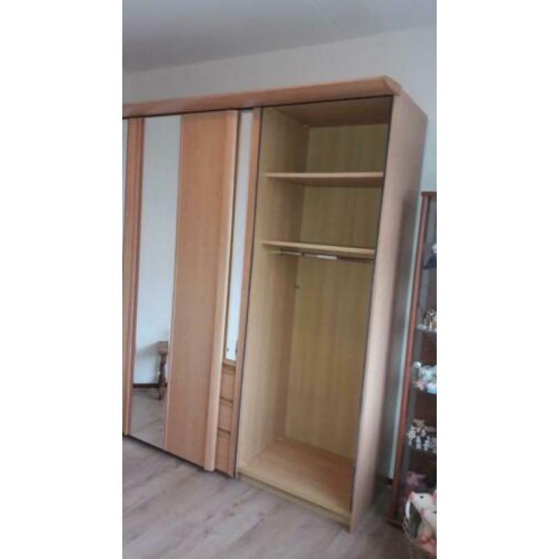Zeer nette grote kledingkast