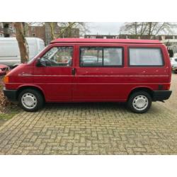 Rode Volkswagen camper (bouwjaar 1993)