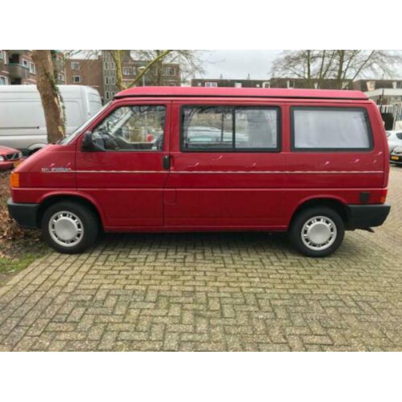 Rode Volkswagen camper (bouwjaar 1993)