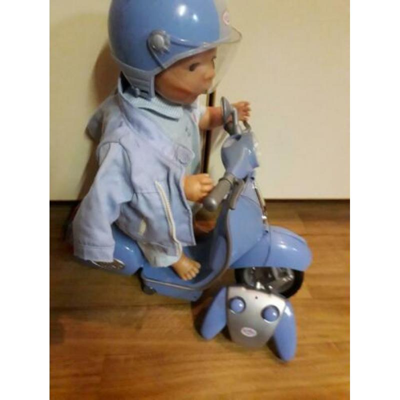 Baby born met scooter met afstandbediening
