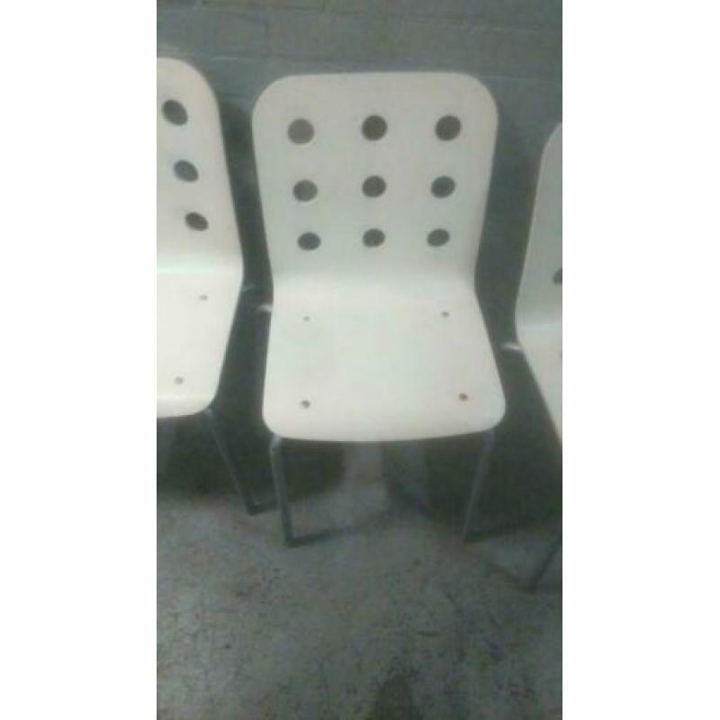 Nu af te halen: 4 mooie witte (houten) stoelen in Amsterdam.