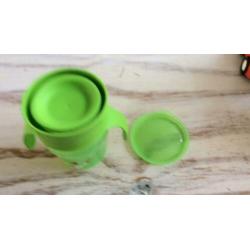 Pakket met baby flesjes, drinkbekers en fiep