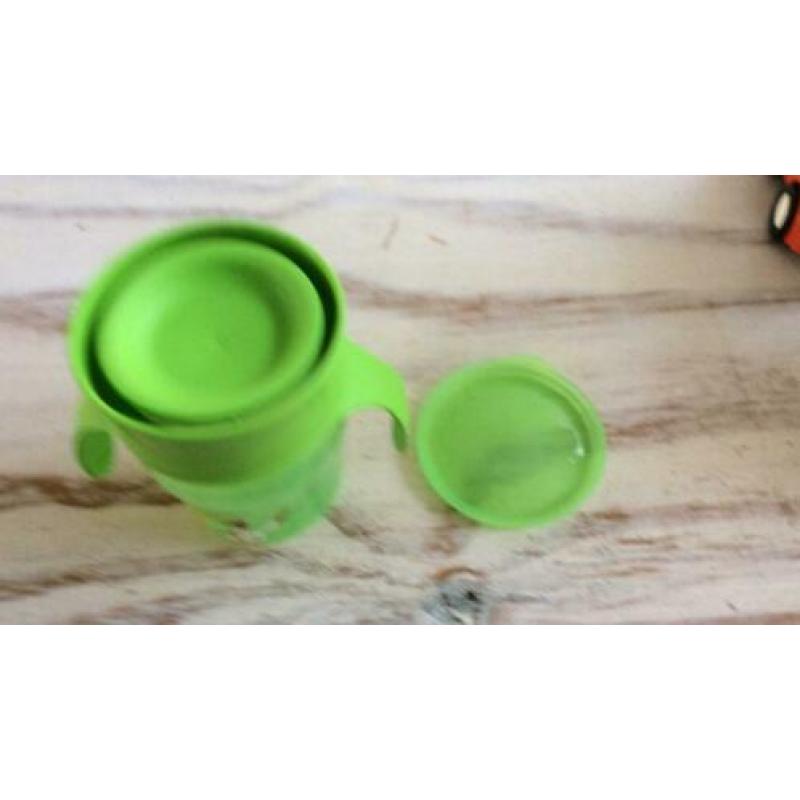 Pakket met baby flesjes, drinkbekers en fiep