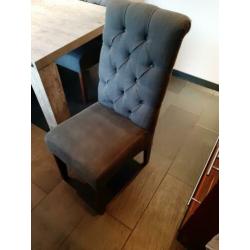 Eetkamertafel + 6 stoelen.
