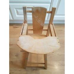 Houten vintage kinderstoel voor de pop