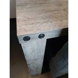 Eetkamertafel + 6 stoelen.