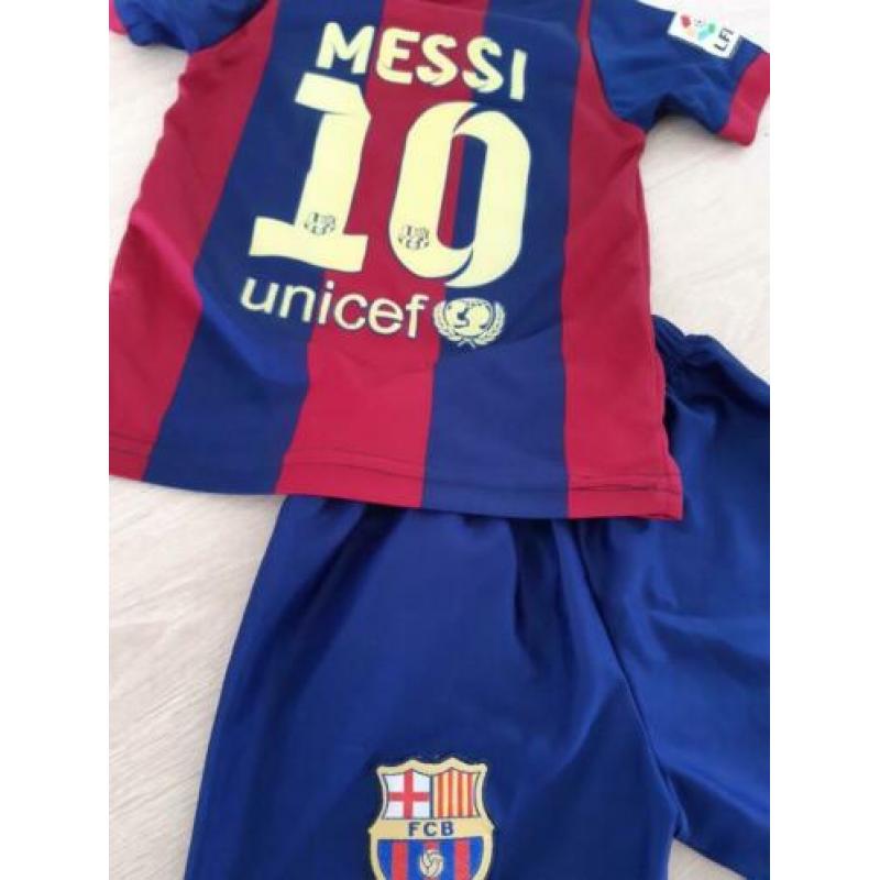 Voetbal tenue ( shirt en broekje Barcelona Messi)