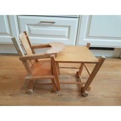 Houten vintage kinderstoel voor de pop