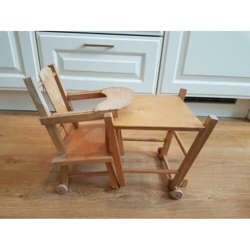 Houten vintage kinderstoel voor de pop