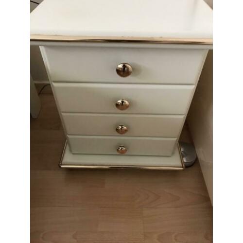2 Nachtkastjes en toilet tafel.