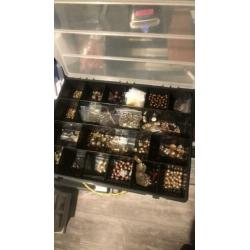 Hangers brons en gouden kapjes tussen kralen in box diverse