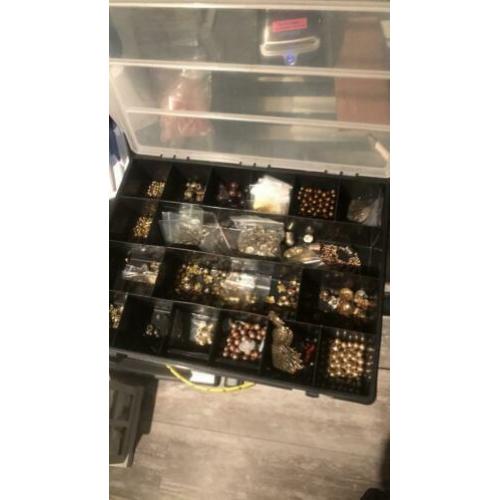 Hangers brons en gouden kapjes tussen kralen in box diverse