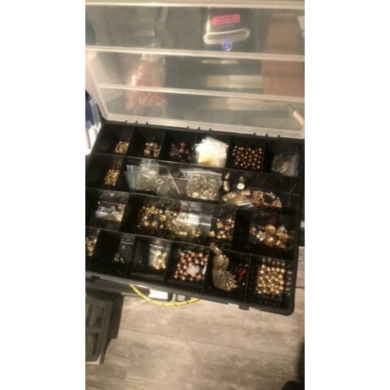 Hangers brons en gouden kapjes tussen kralen in box diverse