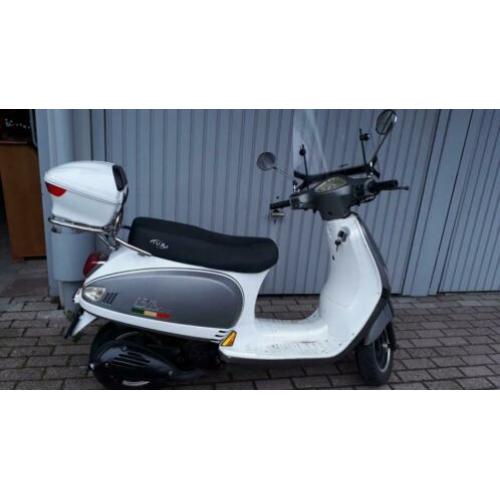 Crème, via lux 50,in goede staat,rijdt wat harder, 4 takt .