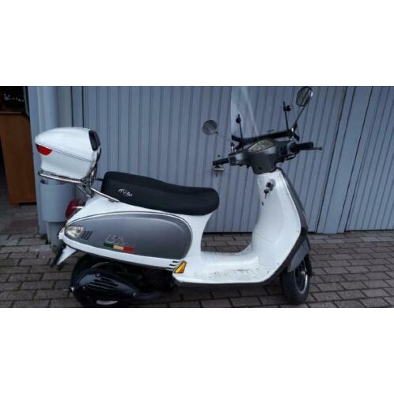 Crème, via lux 50,in goede staat,rijdt wat harder, 4 takt .