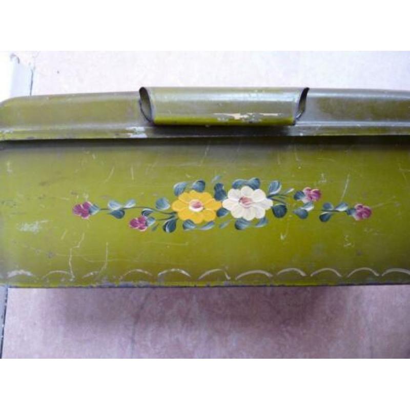 Groene met bloemen beschilderde trommel met deksel