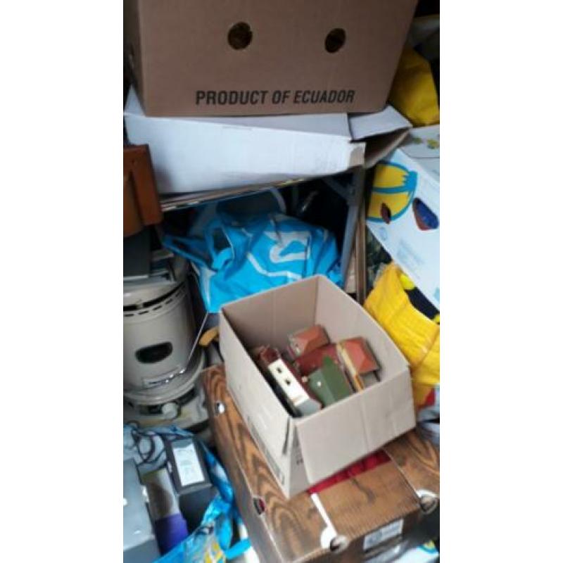 schuurtje vol met diverse spullen