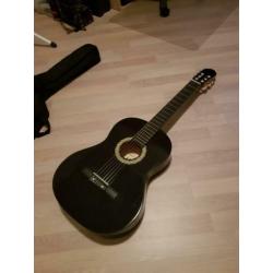 Zwarte gitaar met snaren