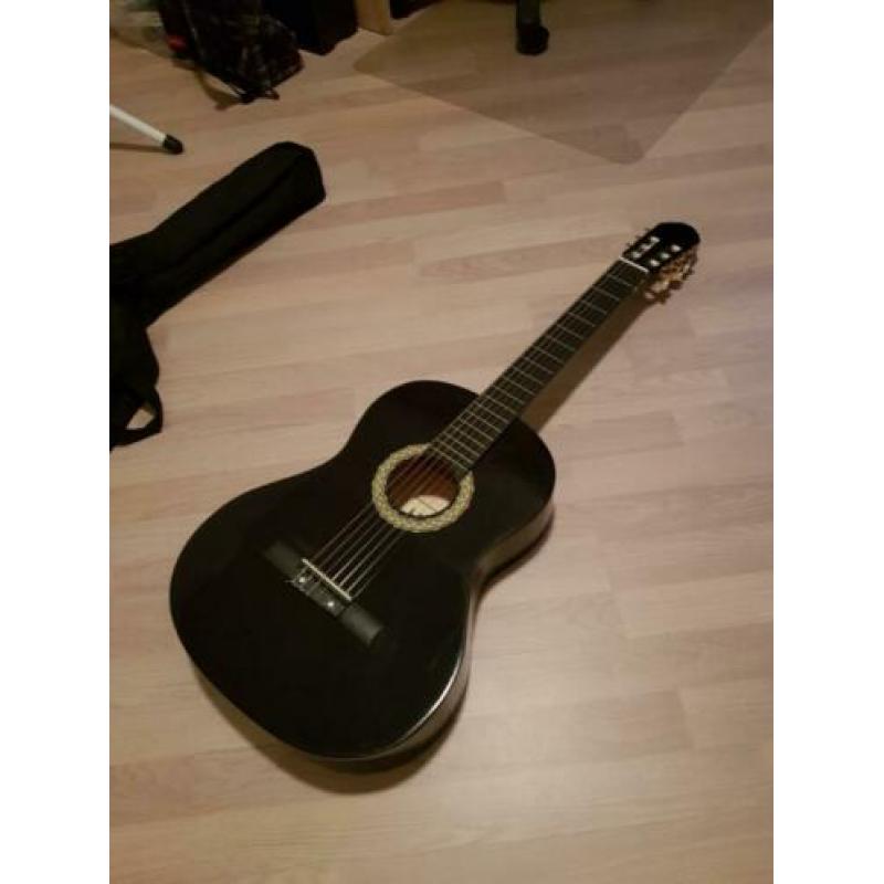 Zwarte gitaar met snaren