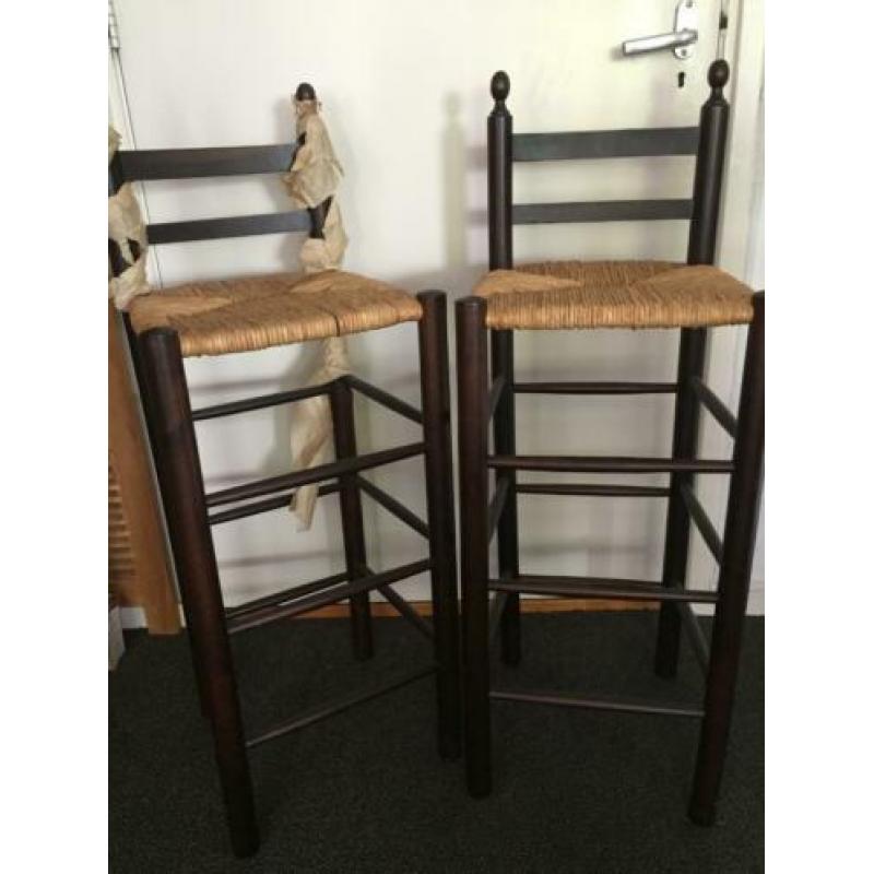 Donker houten barkruk met rotan / riet rugleuning kruk NIEUW