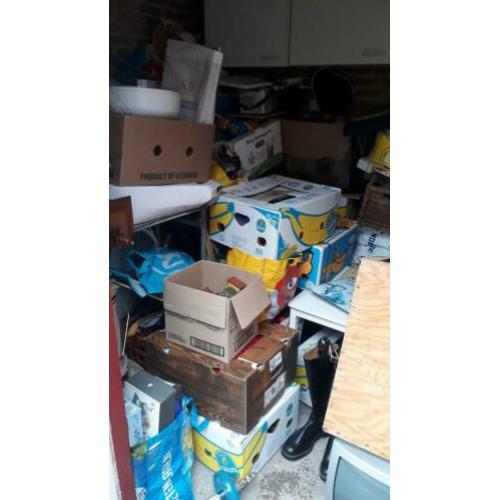 schuurtje vol met diverse spullen