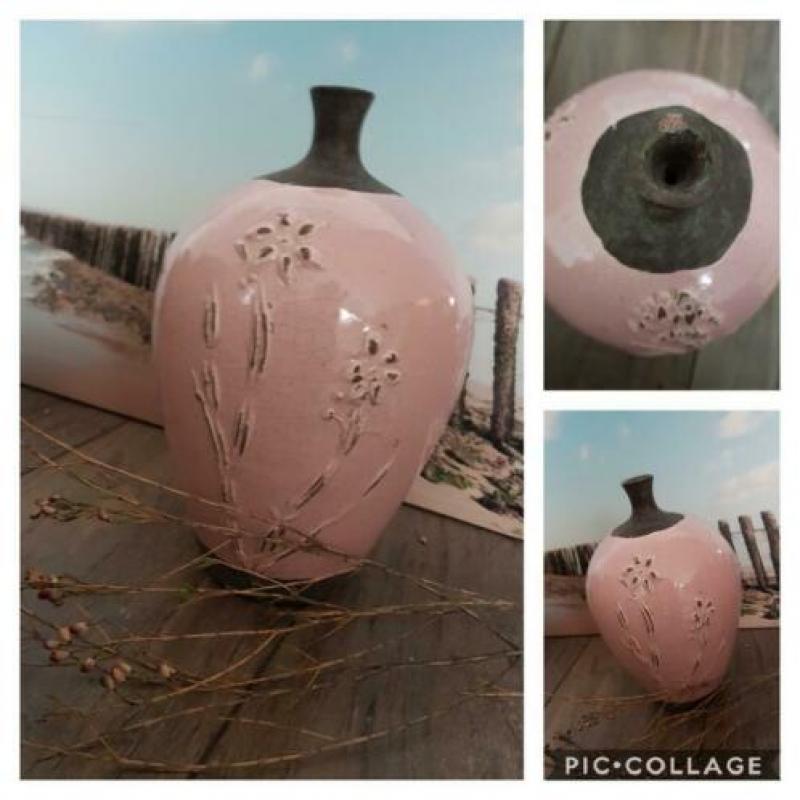 Zware vaas roze met relief erop