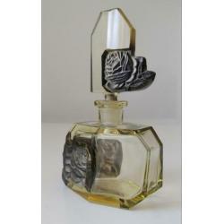Art Deco parfumfles geslepen kristal, rozen in reliëf. Mooi!