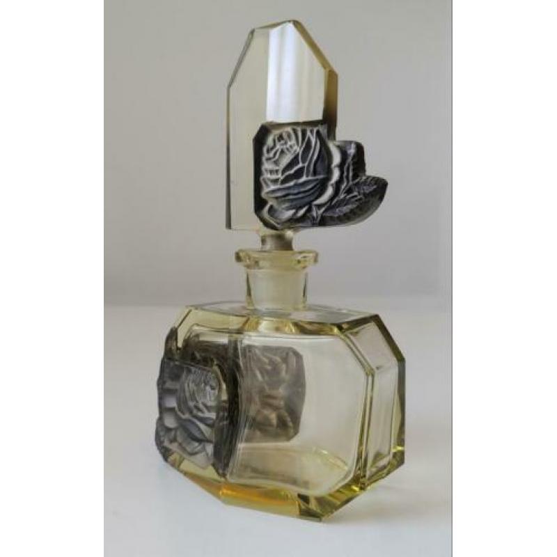 Art Deco parfumfles geslepen kristal, rozen in reliëf. Mooi!