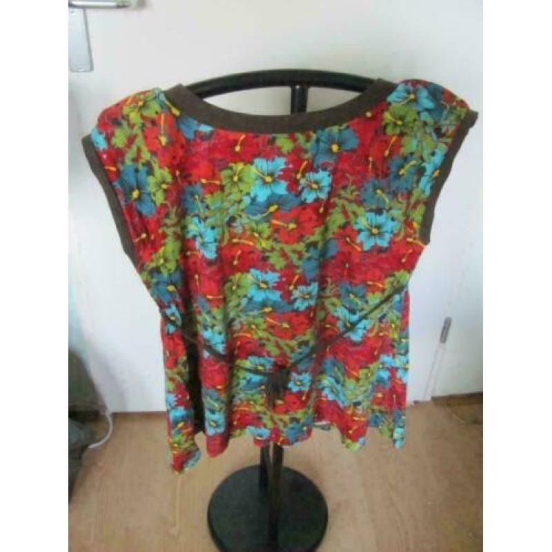 Korte mouwen bloemetjes shirtje maat XXL zeer practig..
