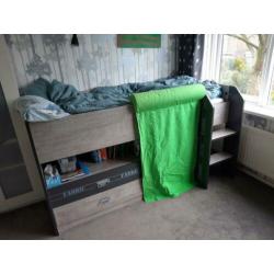 Halfhoogslaper met lades en speelruimte