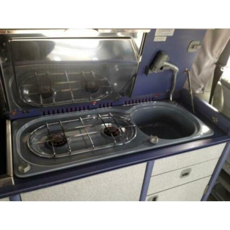 Rode Volkswagen camper (bouwjaar 1993)