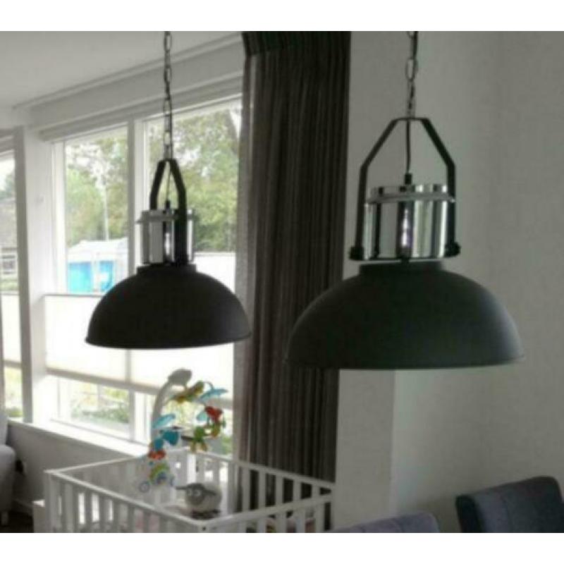 Twee mooie industriële hanglampen