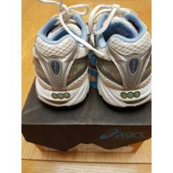 ASICS vrouwen loopschoenen maat 37,5 of uk 4 1/2