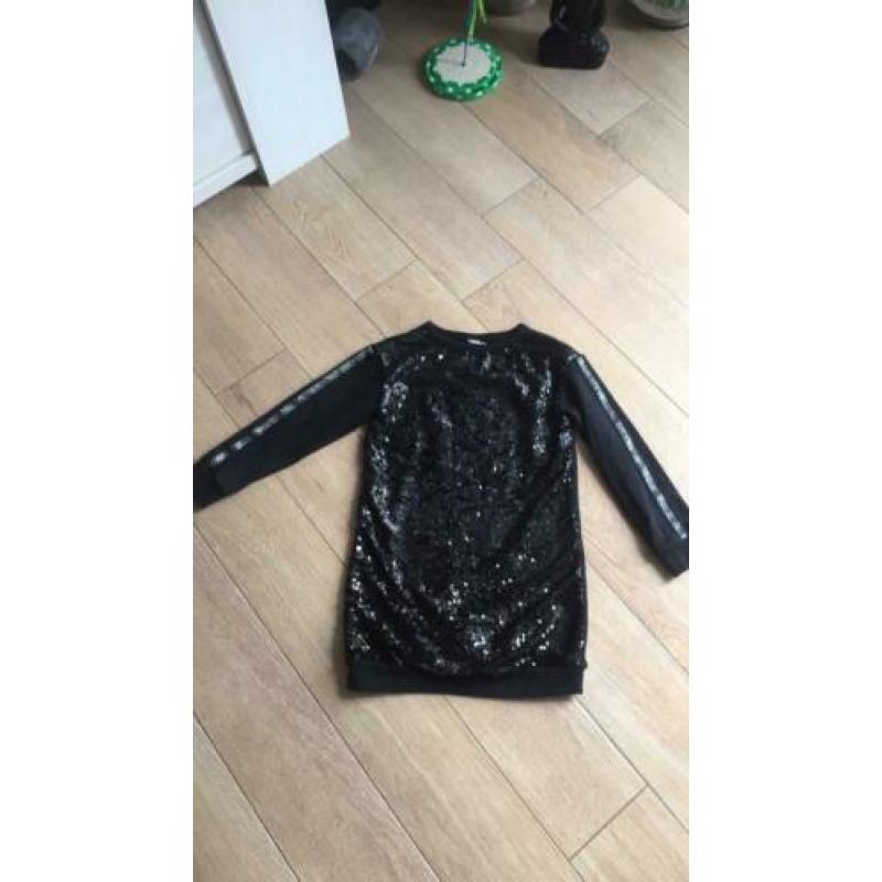 Gave sweatstof jurk met voorkant van pailletten maat 146/152