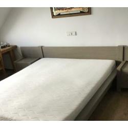 Groot twee persoonbed 180 x 220 cm