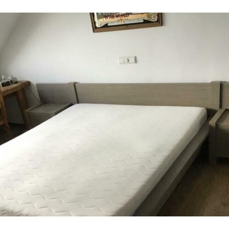 Groot twee persoonbed 180 x 220 cm