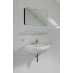 Villeroy & Boch wastafel met kraan, plankje en spiegel