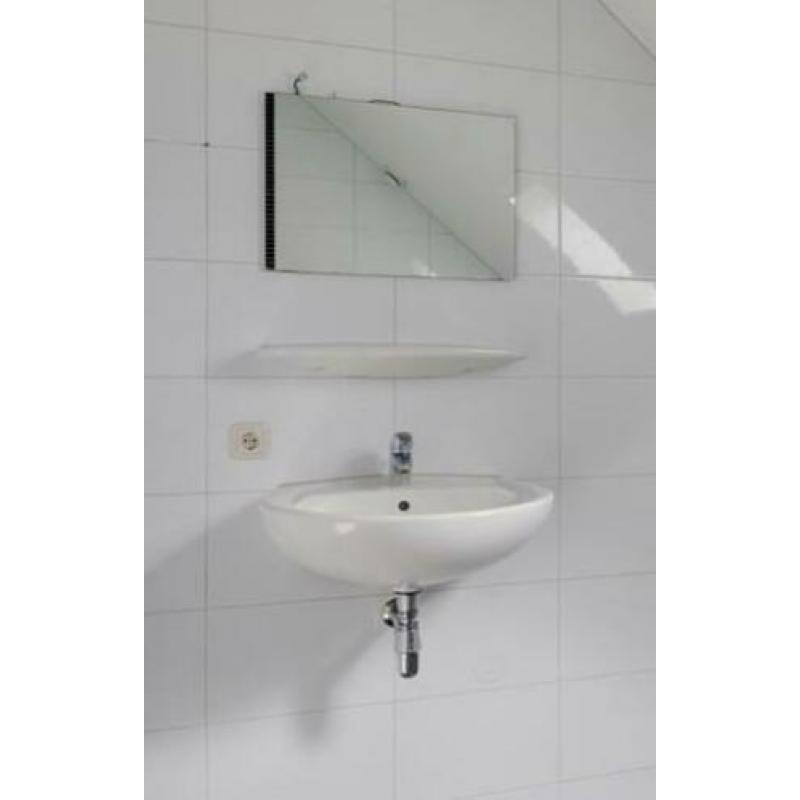 Villeroy & Boch wastafel met kraan, plankje en spiegel
