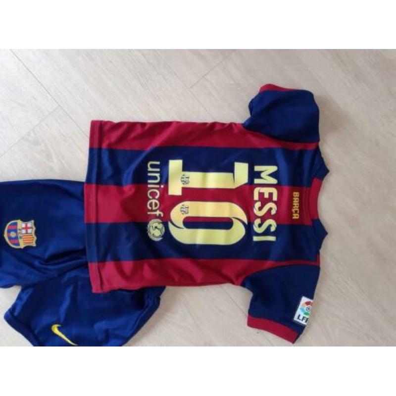 Voetbal tenue ( shirt en broekje Barcelona Messi)