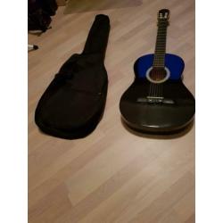 Zwarte gitaar met snaren