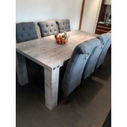 Eetkamertafel + 6 stoelen.