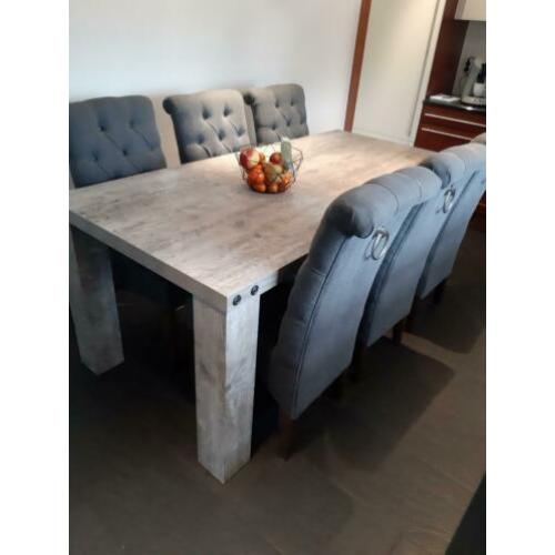 Eetkamertafel + 6 stoelen.