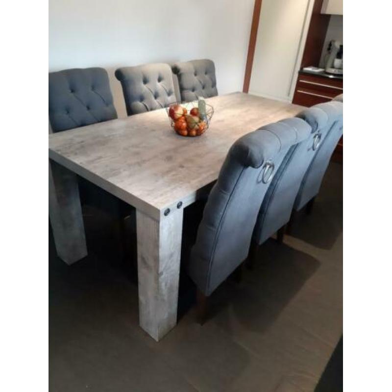 Eetkamertafel + 6 stoelen.