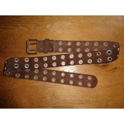 Bruine leren riem met veel gaatjes izgst!