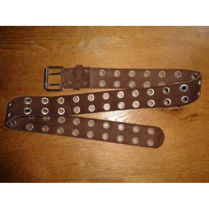 Bruine leren riem met veel gaatjes izgst!