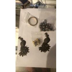 Hangers brons en gouden kapjes tussen kralen in box diverse