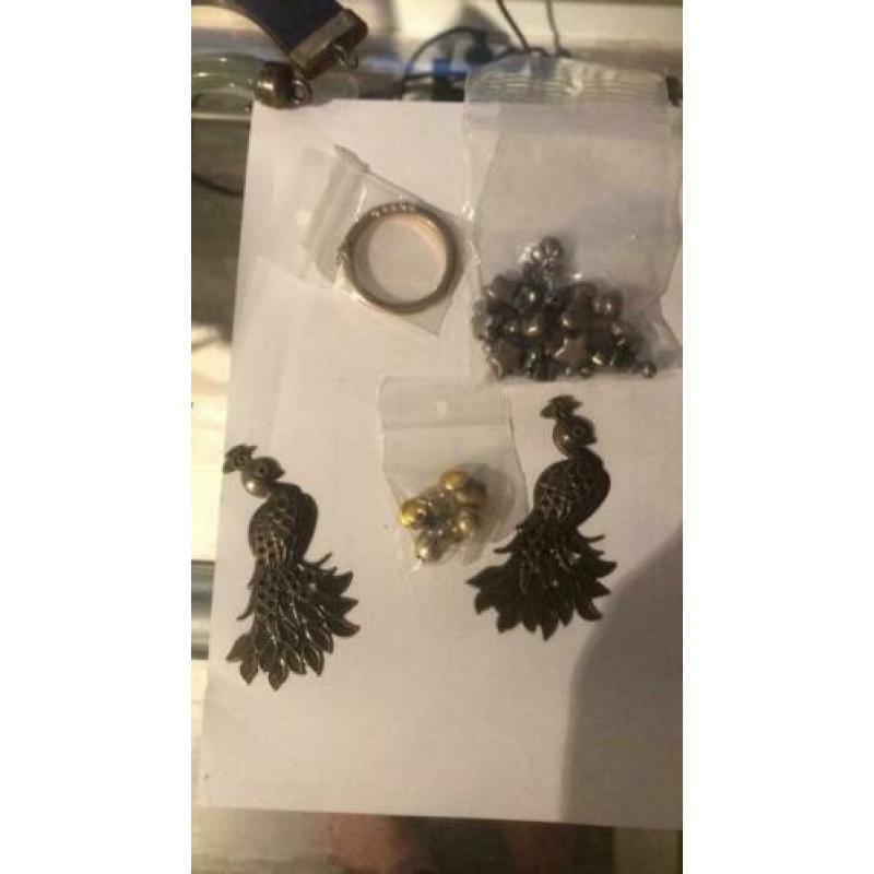 Hangers brons en gouden kapjes tussen kralen in box diverse