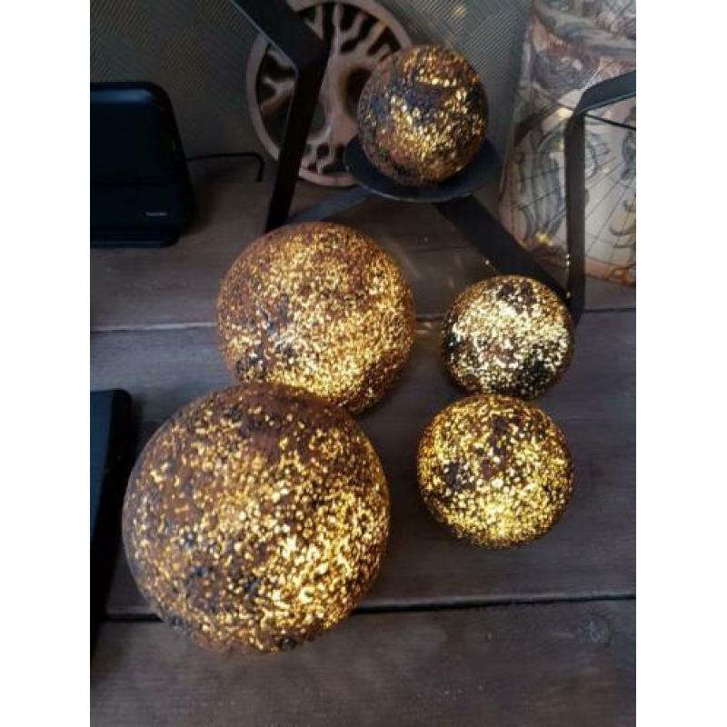 5 nieuwe LED decoratie ballen, 2 grote en 3 kleine