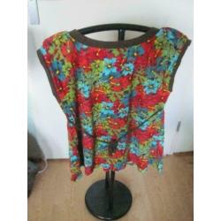 Korte mouwen bloemetjes shirtje maat XXL zeer practig..